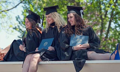 毕业典礼后，三位女学生在拍照